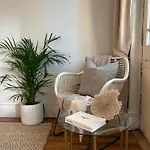 Sydney Harbourfront Boathouse And Studio Escape